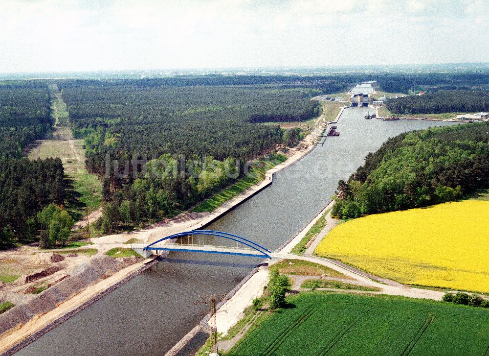 Niegripp / Sachsen-Anhalt von oben - Blick auf eine neue Brücke über den Elbe-Havel-Kanal östlich der Schleuse bei Niegripp - Ausgleichs- und Ersatzmaßnahmen am Wasserstraßenkreuz Magdeburg / Elbe-Havel-Kanal