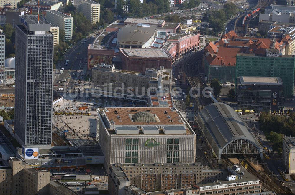 Berlin von oben - Blick auf das neue Einkaufszentrum Alexa am Berliner Alexanderplatz in Berlin-Mitte