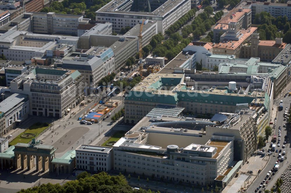 Luftaufnahme Berlin Mitte - Blick auf das neue Gebäude der US-Botschaft in Berlin