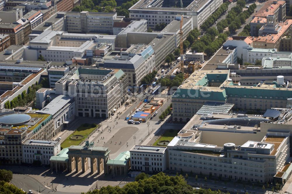 Berlin Mitte von oben - Blick auf das neue Gebäude der US-Botschaft in Berlin