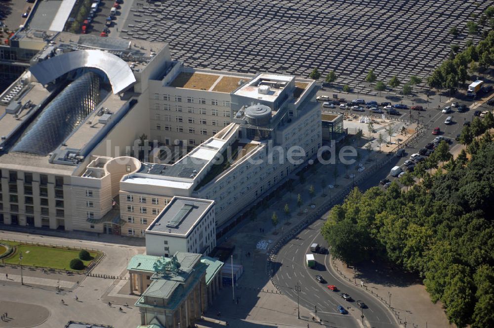 Luftbild Berlin Mitte - Blick auf das neue Gebäude der US-Botschaft in Berlin