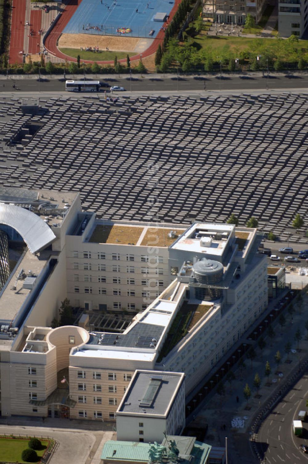 Luftaufnahme Berlin Mitte - Blick auf das neue Gebäude der US-Botschaft in Berlin