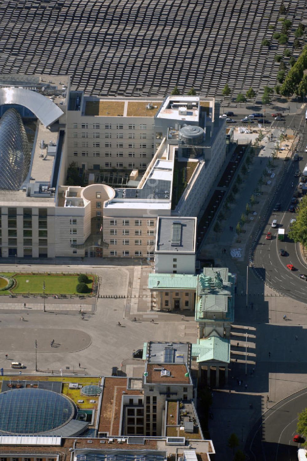 Berlin Mitte von oben - Blick auf das neue Gebäude der US-Botschaft in Berlin