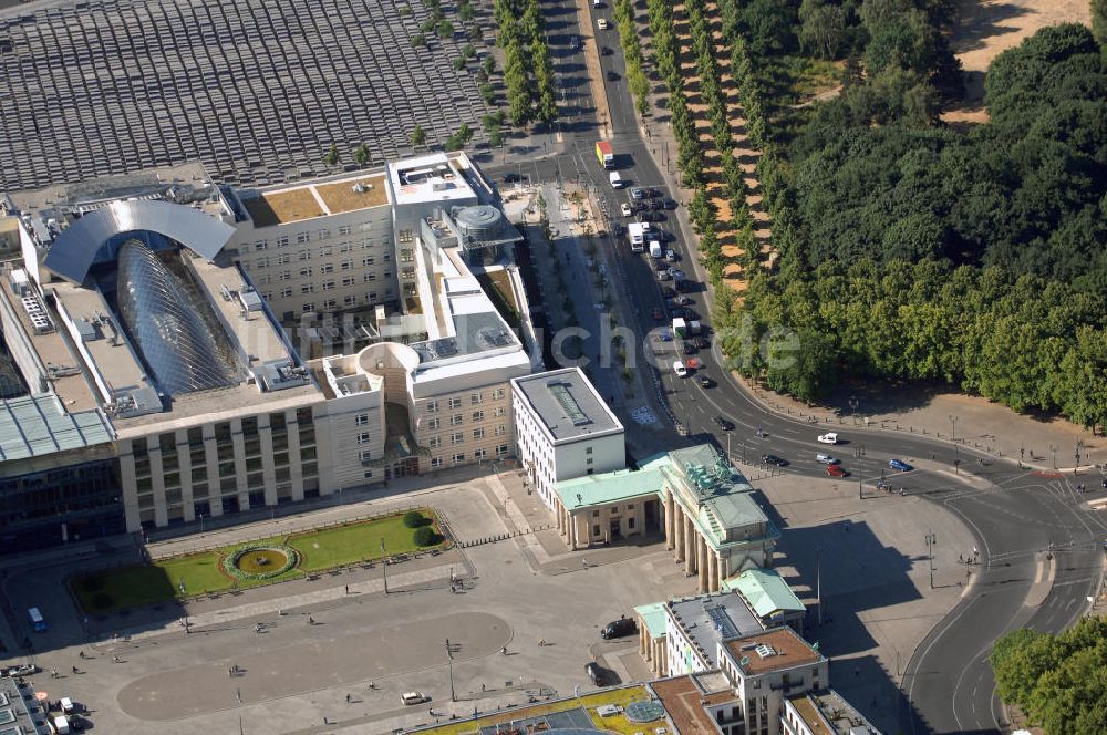 Berlin Mitte aus der Vogelperspektive: Blick auf das neue Gebäude der US-Botschaft in Berlin