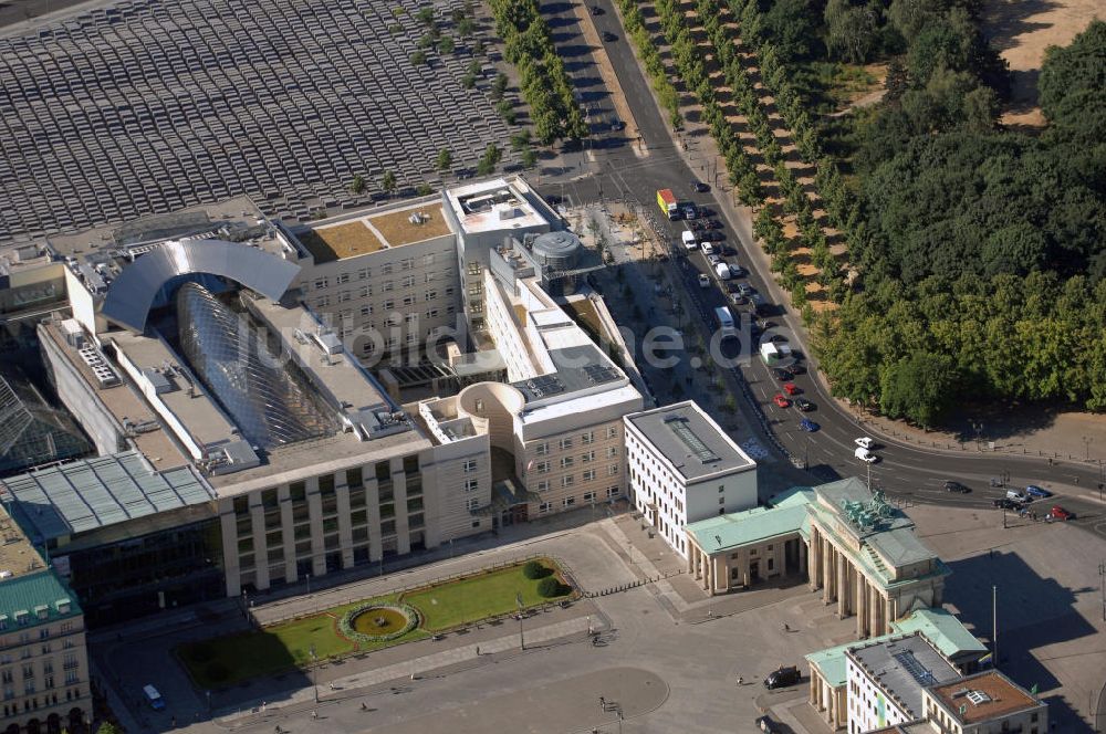 Luftbild Berlin Mitte - Blick auf das neue Gebäude der US-Botschaft in Berlin