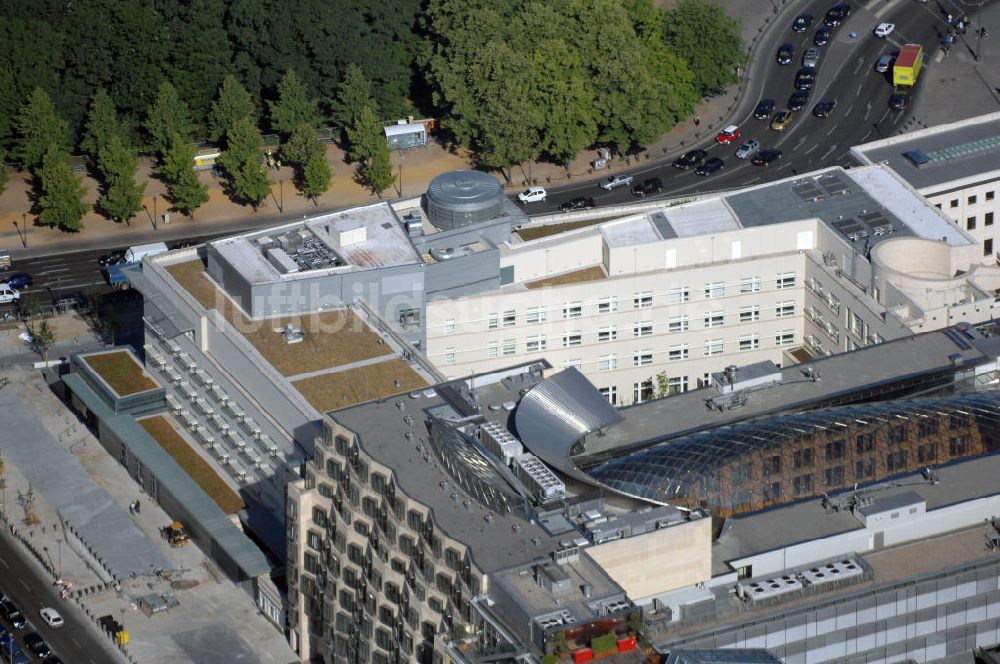 Berlin Mitte aus der Vogelperspektive: Blick auf das neue Gebäude der US-Botschaft in Berlin