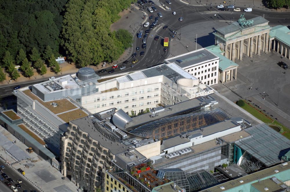 Luftbild Berlin Mitte - Blick auf das neue Gebäude der US-Botschaft in Berlin