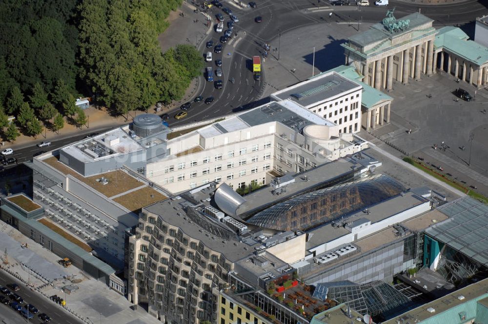 Luftaufnahme Berlin Mitte - Blick auf das neue Gebäude der US-Botschaft in Berlin