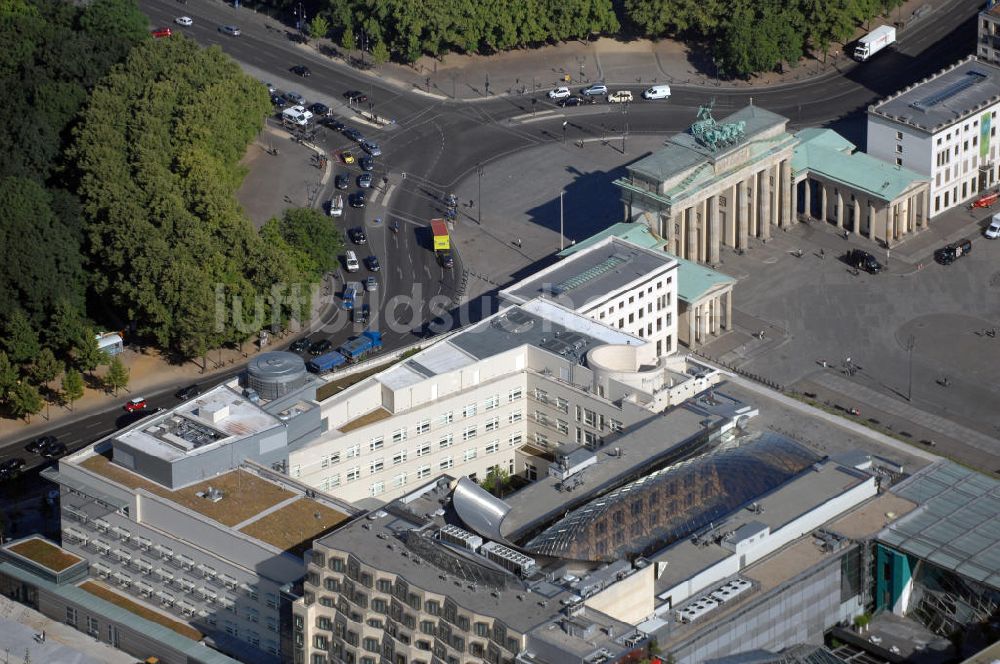 Berlin Mitte von oben - Blick auf das neue Gebäude der US-Botschaft in Berlin