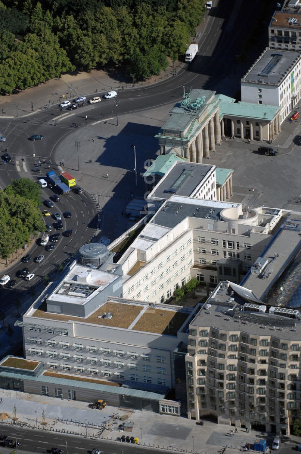 Berlin Mitte aus der Vogelperspektive: Blick auf das neue Gebäude der US-Botschaft in Berlin