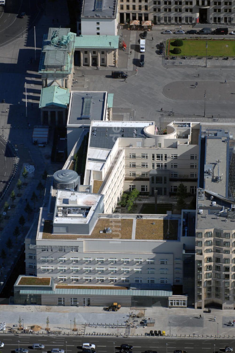 Luftbild Berlin Mitte - Blick auf das neue Gebäude der US-Botschaft in Berlin