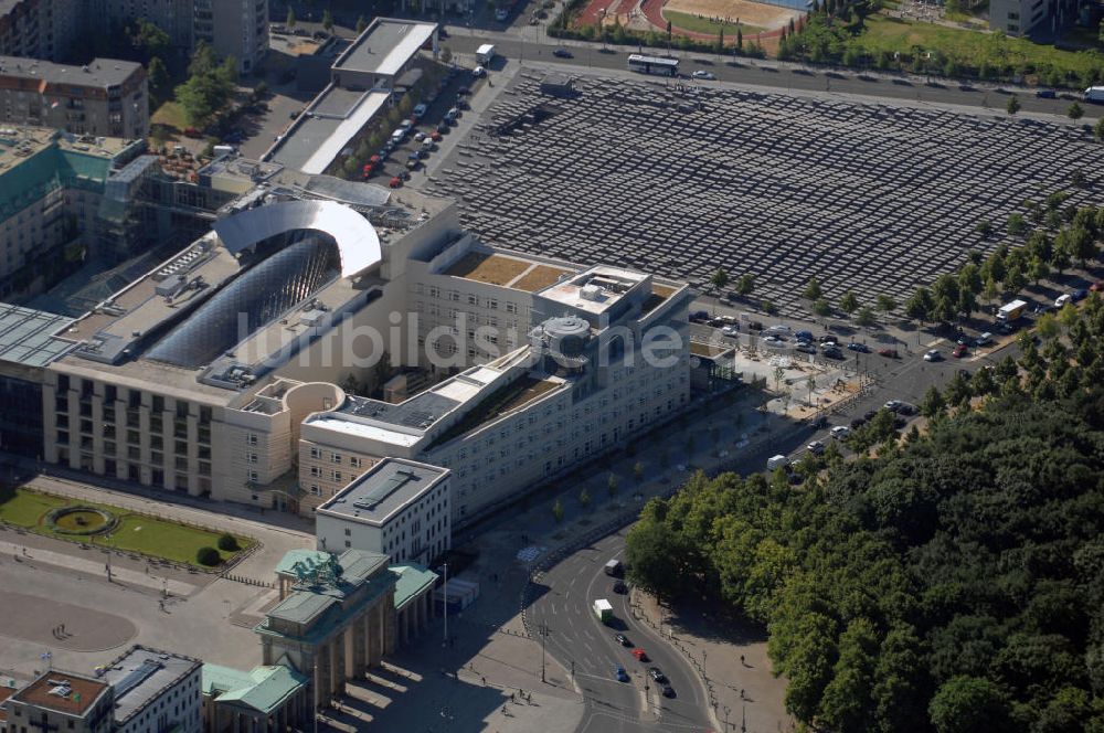 Berlin Mitte aus der Vogelperspektive: Blick auf das neue Gebäude der US-Botschaft in Berlin