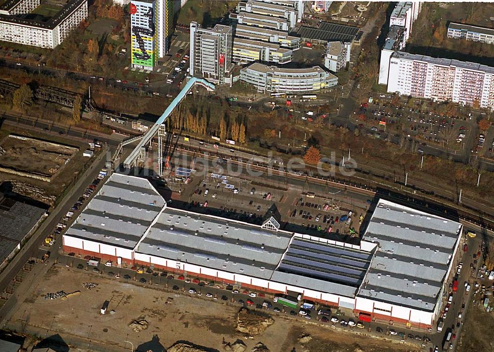 Luftbild Berlin Friedrichshain - Blick auf neues Einkauszentrum auf dem Gelände des ehemaligen Schlachthofes Eldenaer Strasse, Storkower Strasse s|es Stadtentwicklungsgesellschaft Eldenaer Straße mbH Thaerstraße 30/31 10429 Berlin Telefon: +49 30 42 84 61-0 Telefax: +49 30 42 84 61-26 