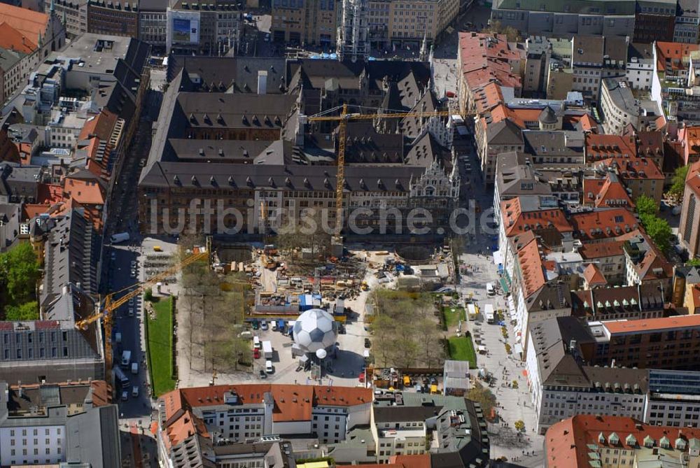 Luftbild München - Blick auf das Neues Rathaus am Marienplatz sowie den Fussball Globus WM 2006 im Stadtzentrum von München