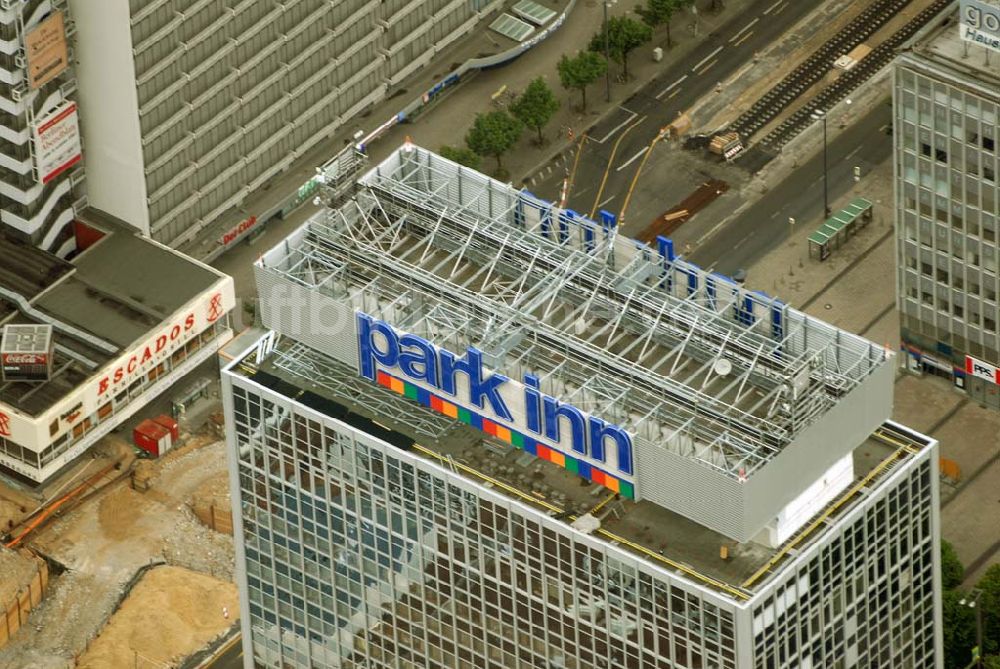 Berlin Mitte aus der Vogelperspektive: Blick auf die neugestaltete Fassade des Hotels park inn am Berliner Alexanderplatz