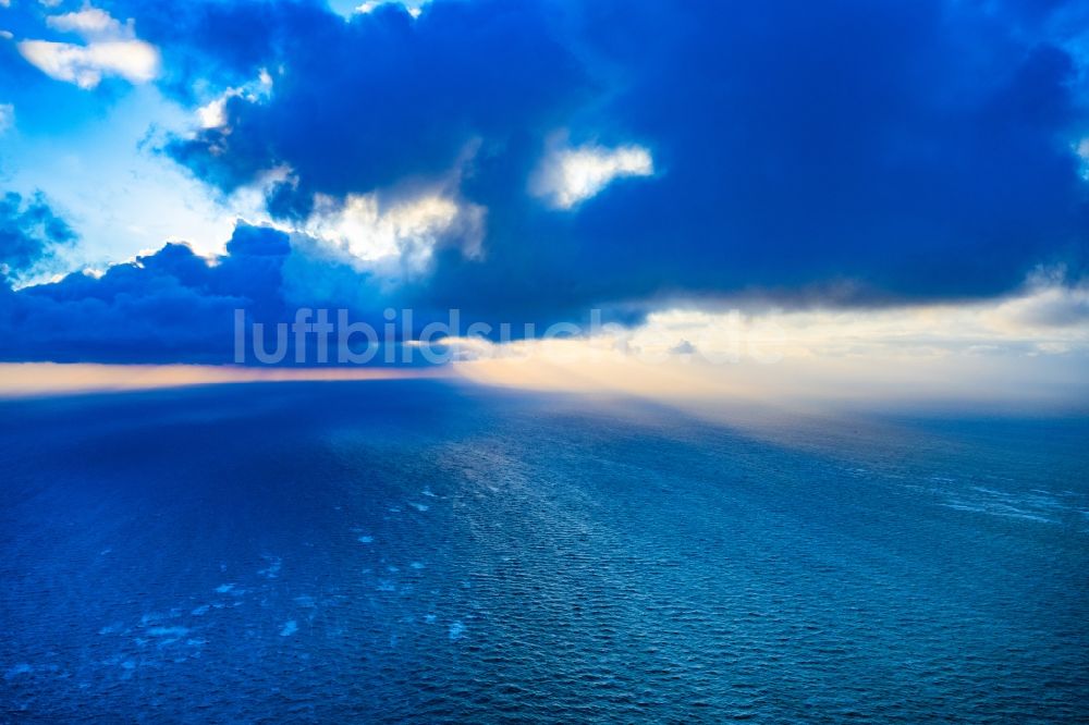 Luftbild Norddorf - Blick auf die Nordsee Sonnenuntergang mit Wolken im Bundesland Schleswig-Holstein, Deutschland