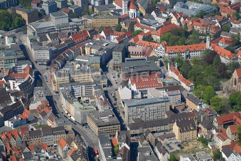 Augsburg von oben - Blick auf den Obstmarkt (mittlere Straße) und die Karlstraße (linke Straße) in Augsburg