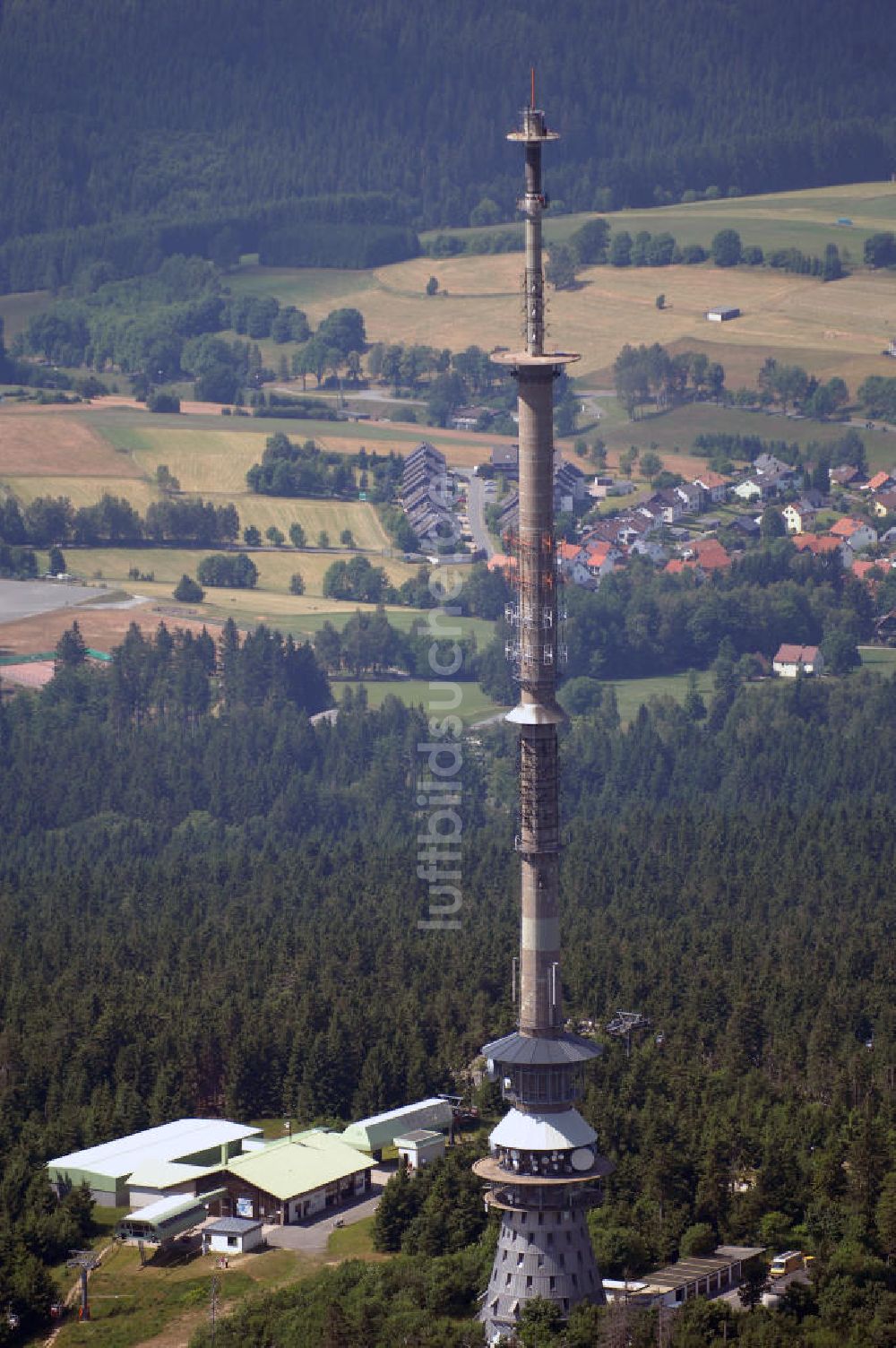 Luftaufnahme Bischofsgrün - Blick auf den Ochsenkopf mit einem Aussichts- und Sendeturm bei Bischofsgrün