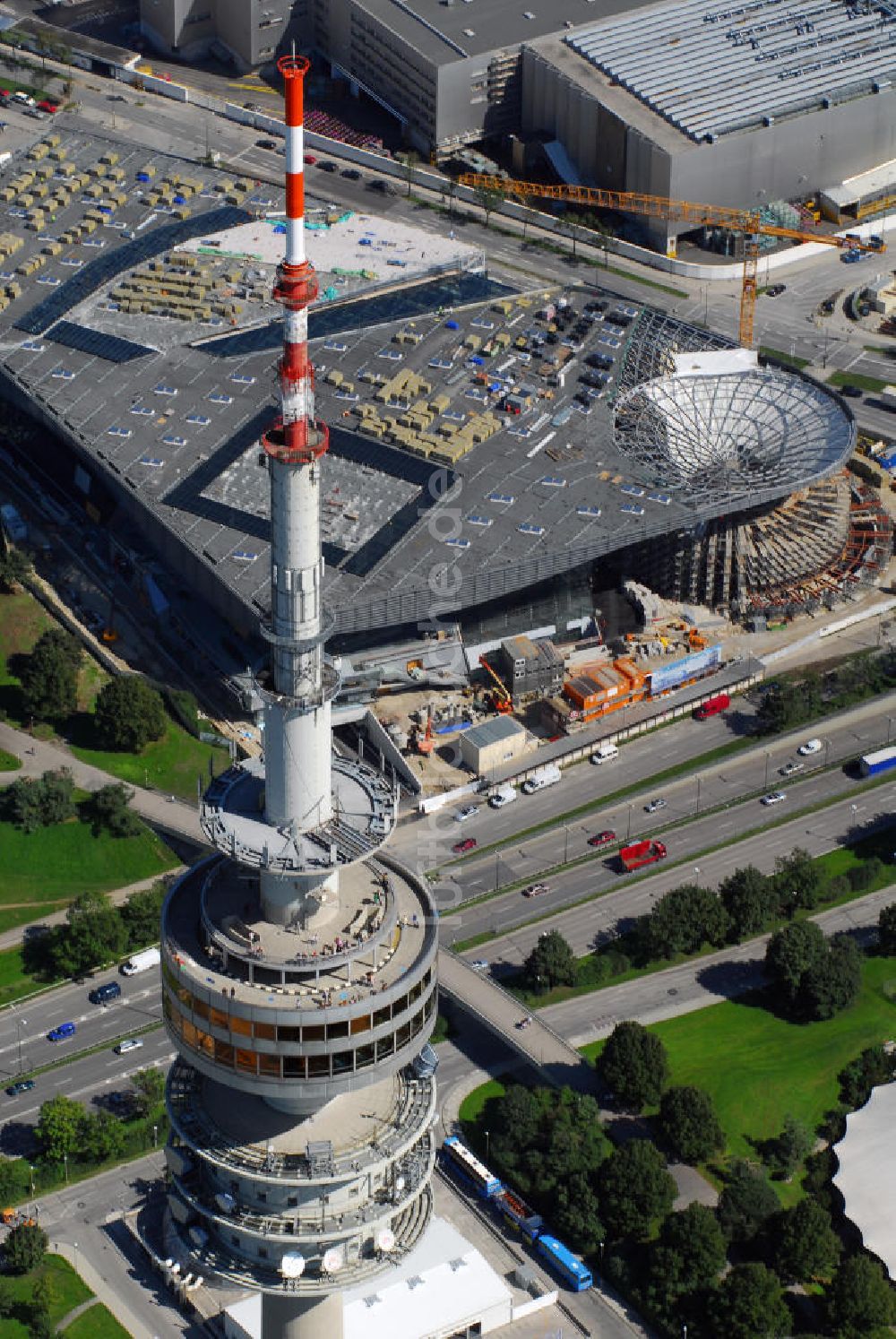 Luftbild München - Blick auf den Olympiaturm und den Neubau der BMW Welt in München