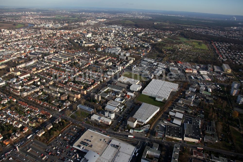 Offenbach am Main aus der Vogelperspektive: Blick von Osten auf die Senefelder Straße in Offenbach am Main