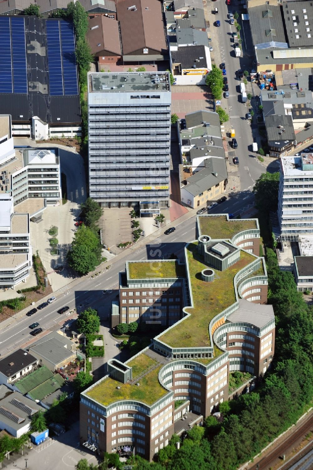 Hamburg von oben - Blick auf die Pappelallee in Hamburg mit der AOK-Hauptgeschäftsstelle Wandsbek und Hochhäusern mit Büroflächen