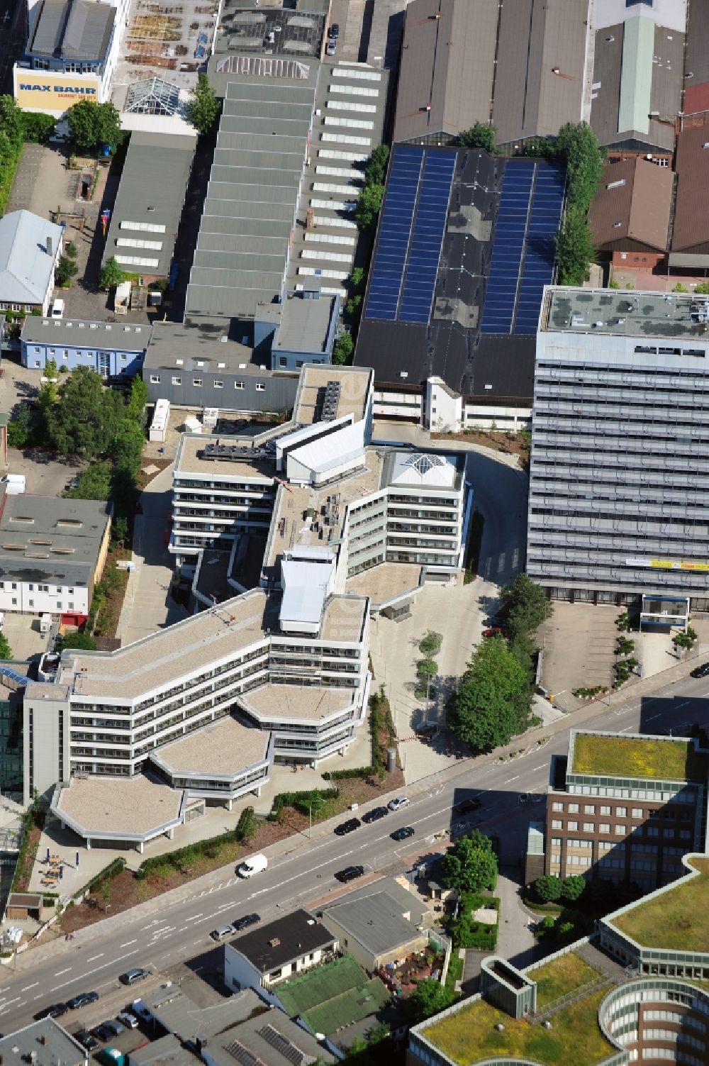 Hamburg aus der Vogelperspektive: Blick auf die Pappelallee in Hamburg mit der AOK-Hauptgeschäftsstelle Wandsbek und Hochhäusern mit Büroflächen