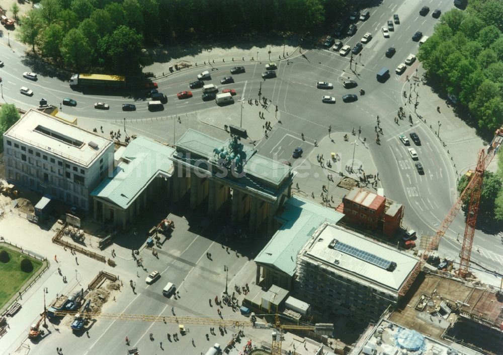 Luftbild Berlin - Blick auf den Pariser Platz in Berlin mit dem Brandenburger Tor