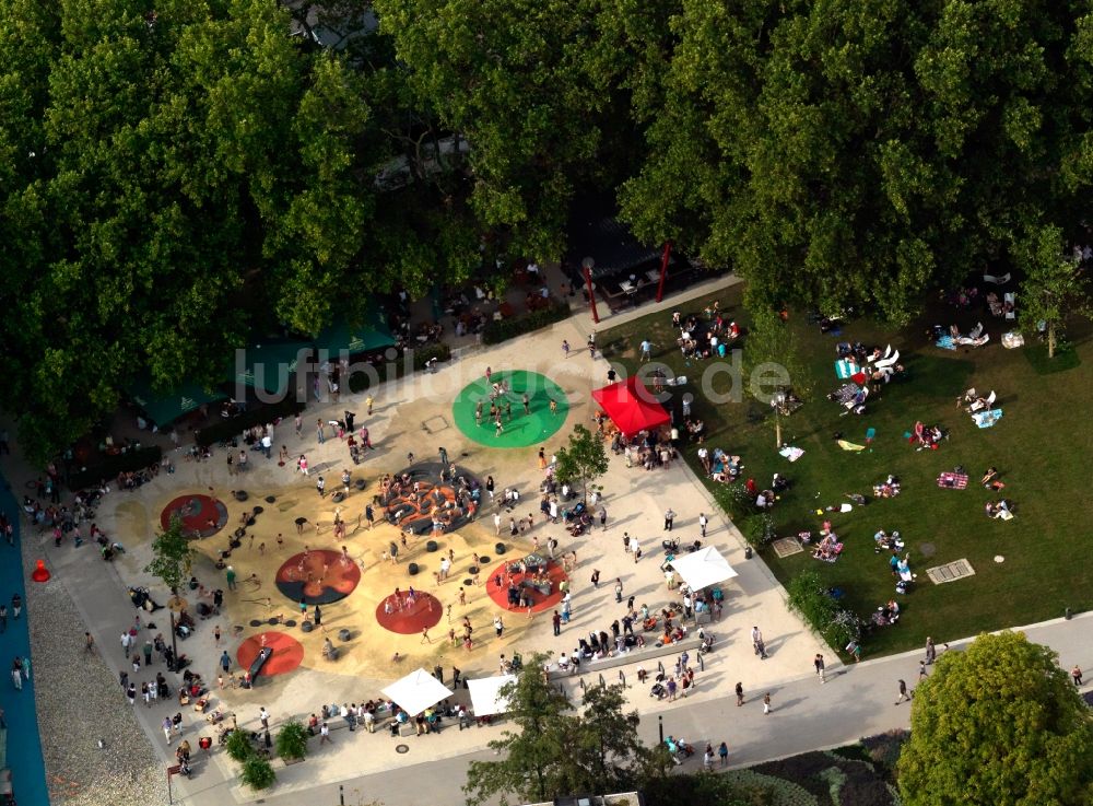 Koblenz von oben - Blick auf den Park am Königsbacher Biergarten in unmitelbarer Nähe zum Deutschen Eck in Koblenz im Bundesland Rheinland-Pfalz