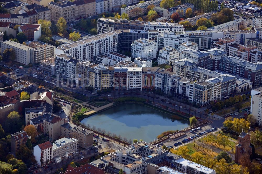 Luftbild Berlin - Blick auf die Parkanlage Engelbecken zwischen den Stadtteilen Kreuzberg und Mitte von Berlin