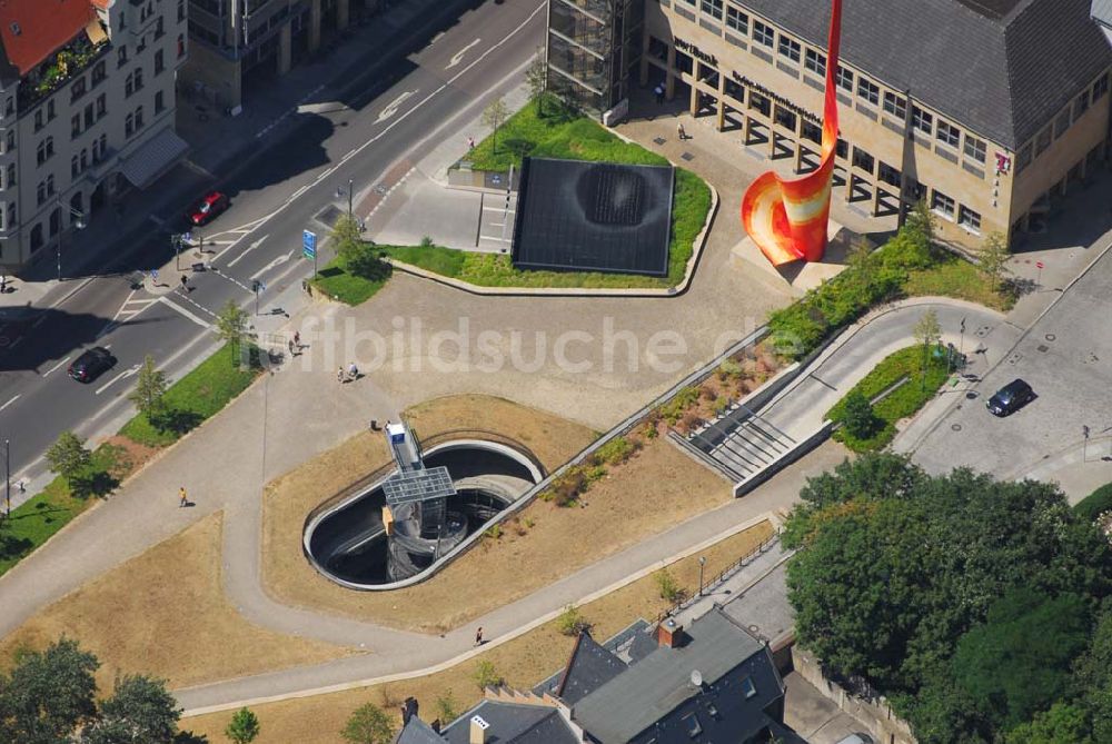 Luftaufnahme Halle/Saale - Blick auf das die Parkhauseinfahrt vor der Baden-Württembergischen Bank am Hansering in Halle