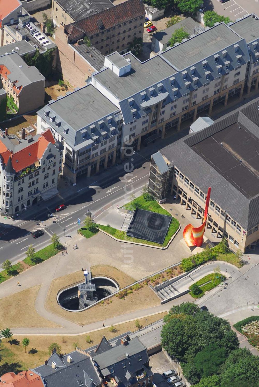 Halle/Saale von oben - Blick auf das die Parkhauseinfahrt vor der Baden-Württembergischen Bank am Hansering in Halle