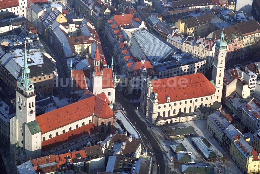 Luftbild München / Bayern - Blick auf die Pfarrkirche Sankt Peter und die die Heiliggeistkirche