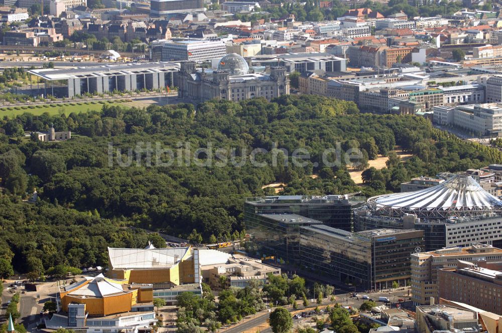 Berlin Mitte aus der Vogelperspektive: Blick auf die Philharmonie in Berlin