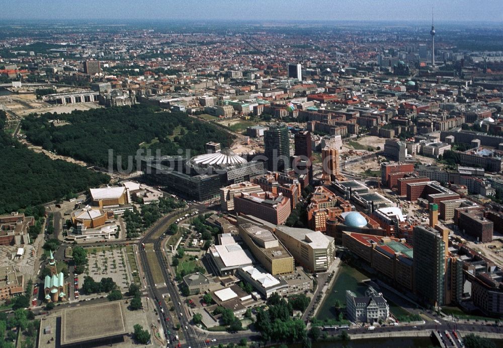 Berlin aus der Vogelperspektive: Blick vom Potsdamer Platz in Berlin-Mitte Richtung Alexanderplatz und Regierungsviertel