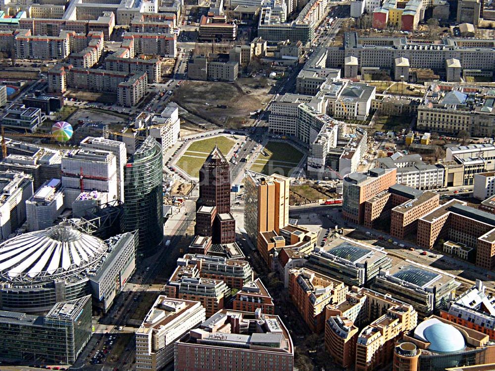 Berlin von oben - Blick auf den Potsdamer Platz und Leipziger Platz. 13.03.03