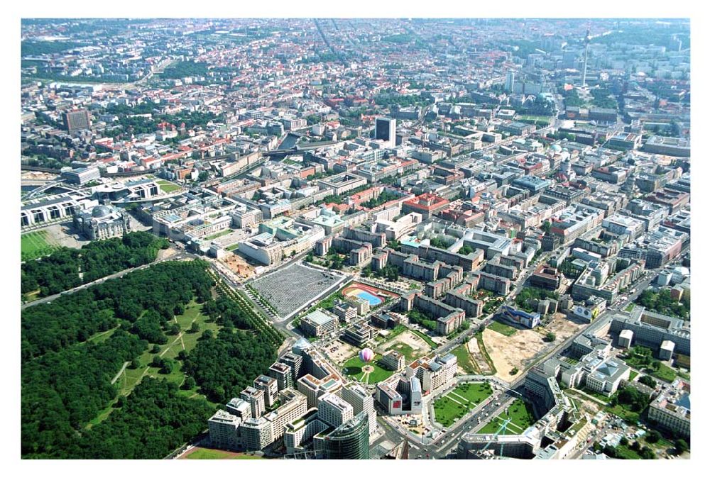 Berlin aus der Vogelperspektive: Blick vom Potsdamer Platz Richtung Pariser Platz