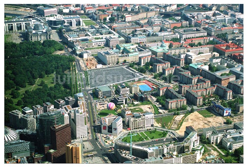 Berlin aus der Vogelperspektive: Blick vom Potsdamer Platz Richtung Pariser Platz