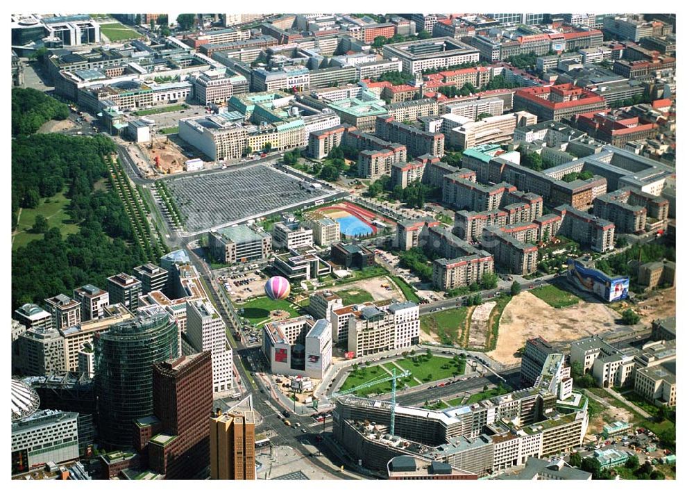 Berlin aus der Vogelperspektive: Blick vom Potsdamer Platz Richtung Pariser Platz