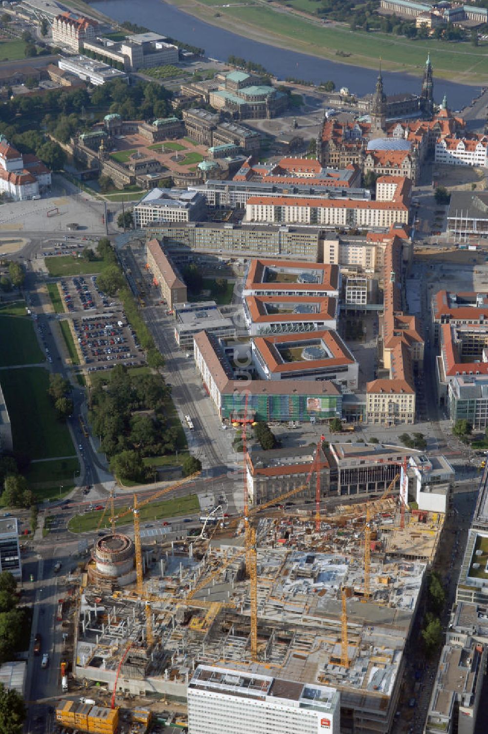 DRESDEN von oben - Blick auf die Prager Straße und die Baustelle zum Einakufszentrum Centrum Galerie