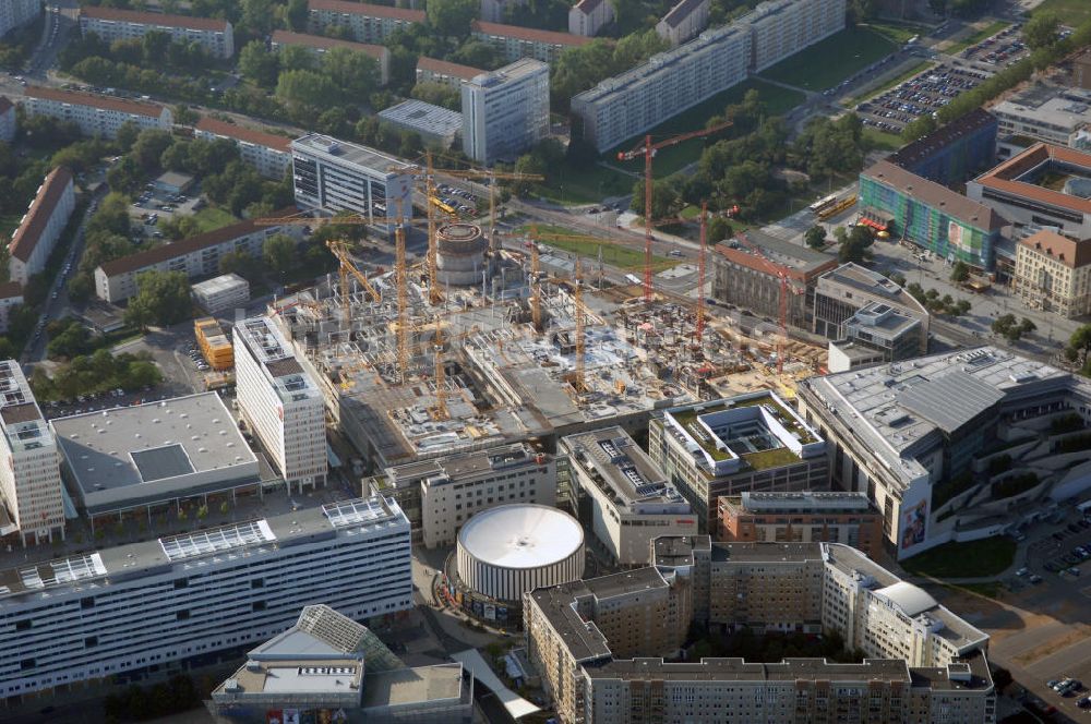 DRESDEN aus der Vogelperspektive: Blick auf die Prager Straße und die Baustelle zum Einakufszentrum Centrum Galerie