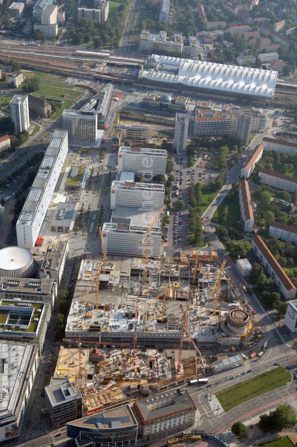 DRESDEN von oben - Blick auf die Prager Straße und die Baustelle zum Einakufszentrum Centrum Galerie in Dresden