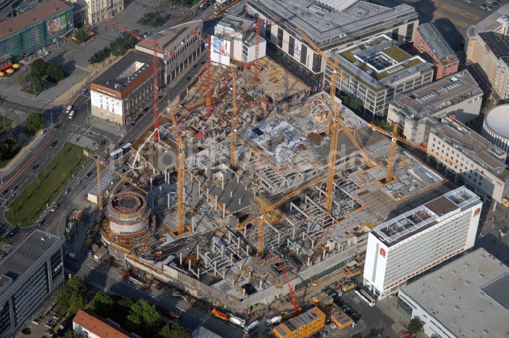 DRESDEN aus der Vogelperspektive: Blick auf die Prager Straße und die Baustelle zum Einakufszentrum Centrum Galerie in Dresden