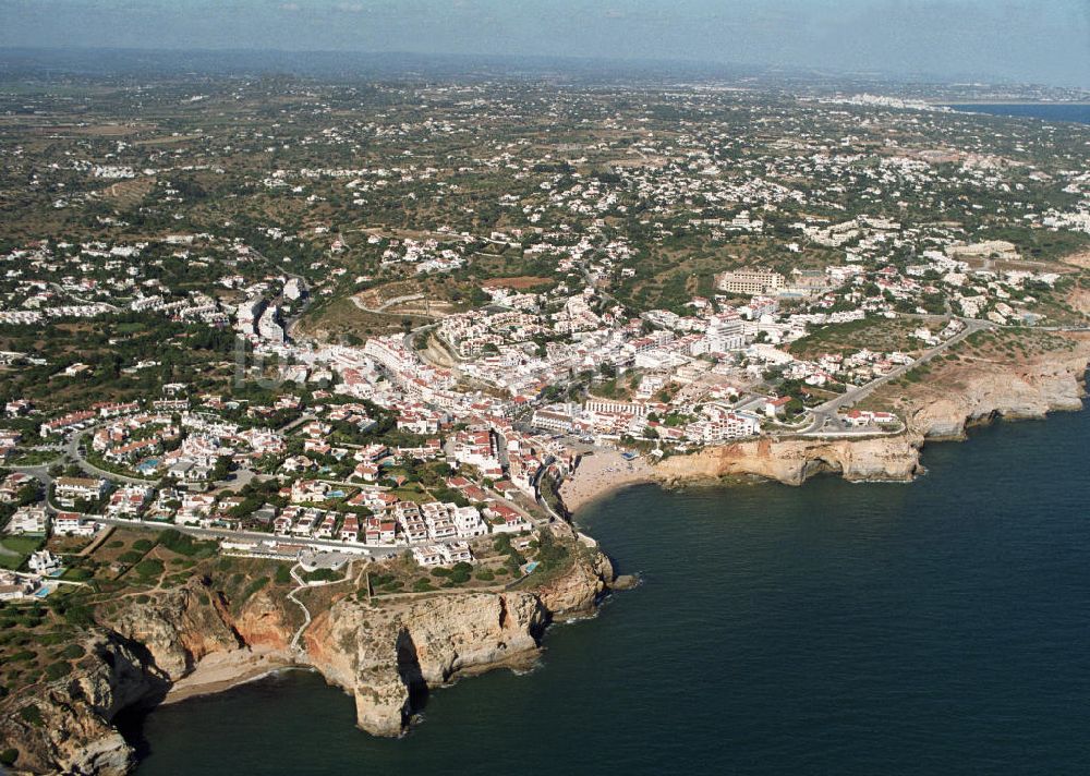 Praia do Carvoeiro aus der Vogelperspektive: Blick auf Praia do Carvoeiro an der Algarve in Portugal