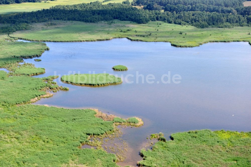 Luftaufnahme Rambow - Blick auf das Rambower Moor und den Rambower See nahe der gleichnamigen Gemeinde in Brandenburg