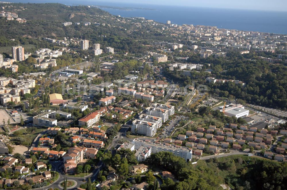 Luftbild Cannes - Blick von Ranguin über Cannes auf das Mittelmeer