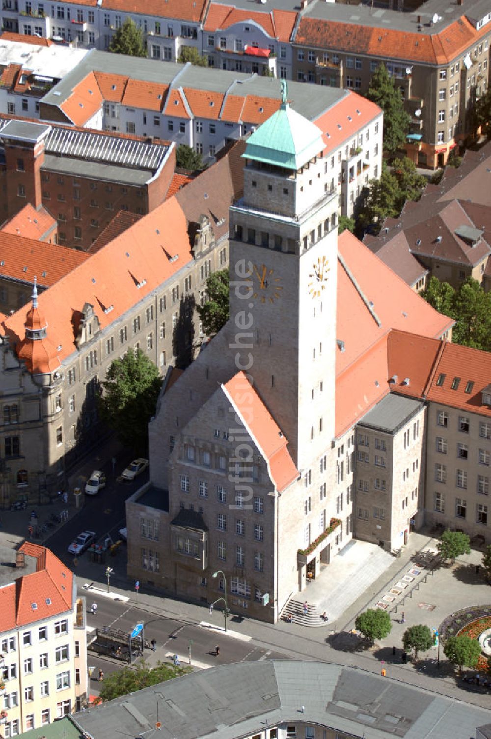 Luftbild Berlin - Blick auf das Rathaus in Berlin-Neukölln