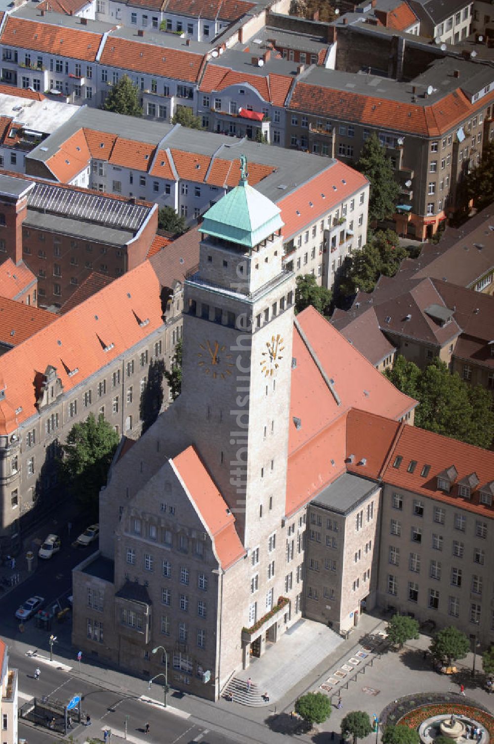 Luftaufnahme Berlin - Blick auf das Rathaus in Berlin-Neukölln