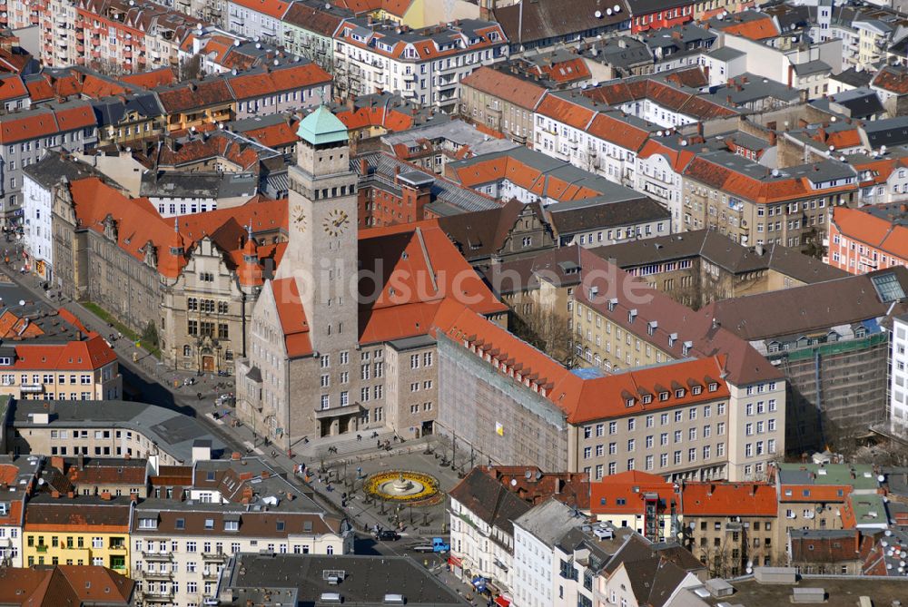 Berlin von oben - Blick auf das Rathaus Neukölln an der Karl-Marx-Strasse.