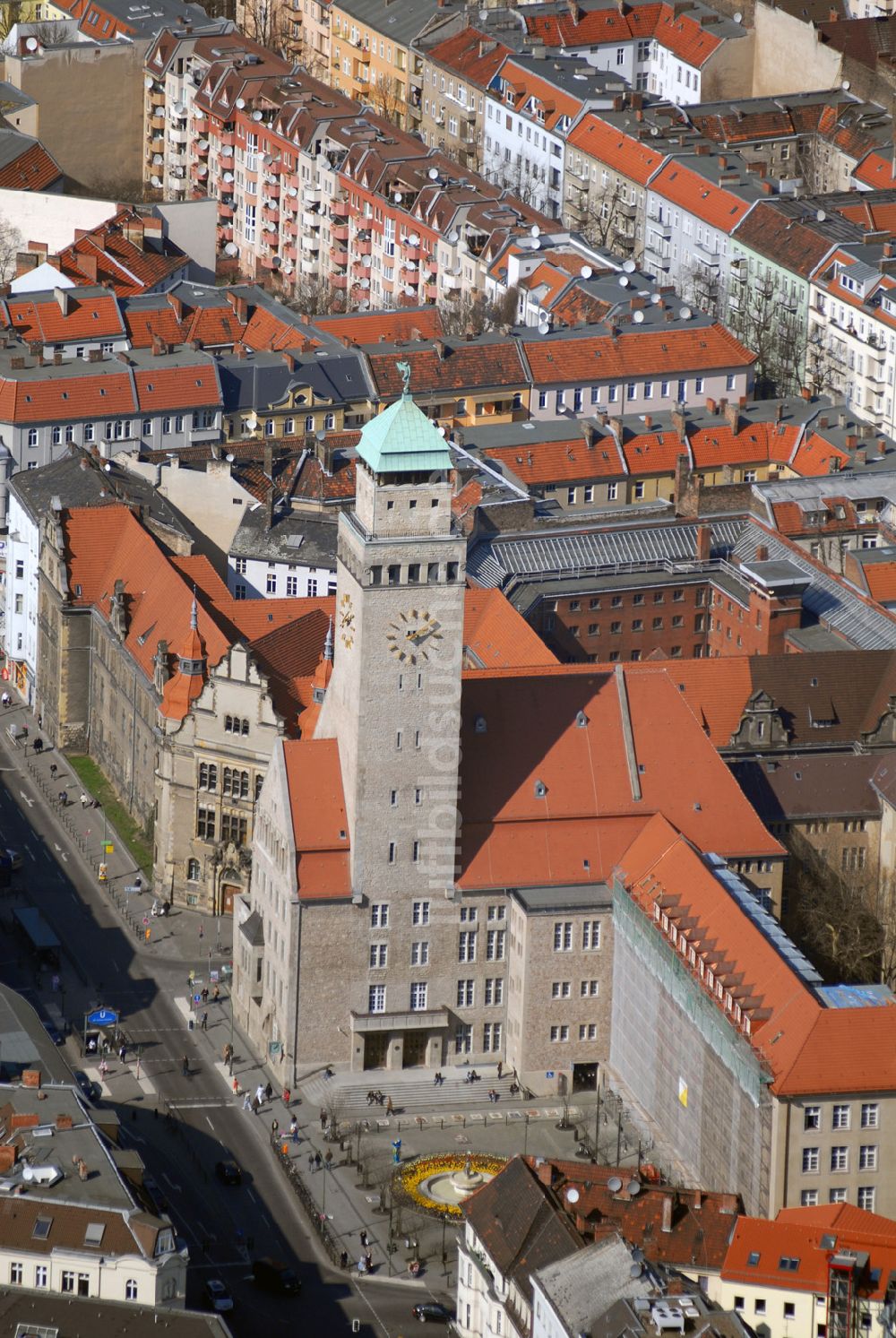 Luftaufnahme Berlin - Blick auf das Rathaus Neukölln an der Karl-Marx-Strasse.