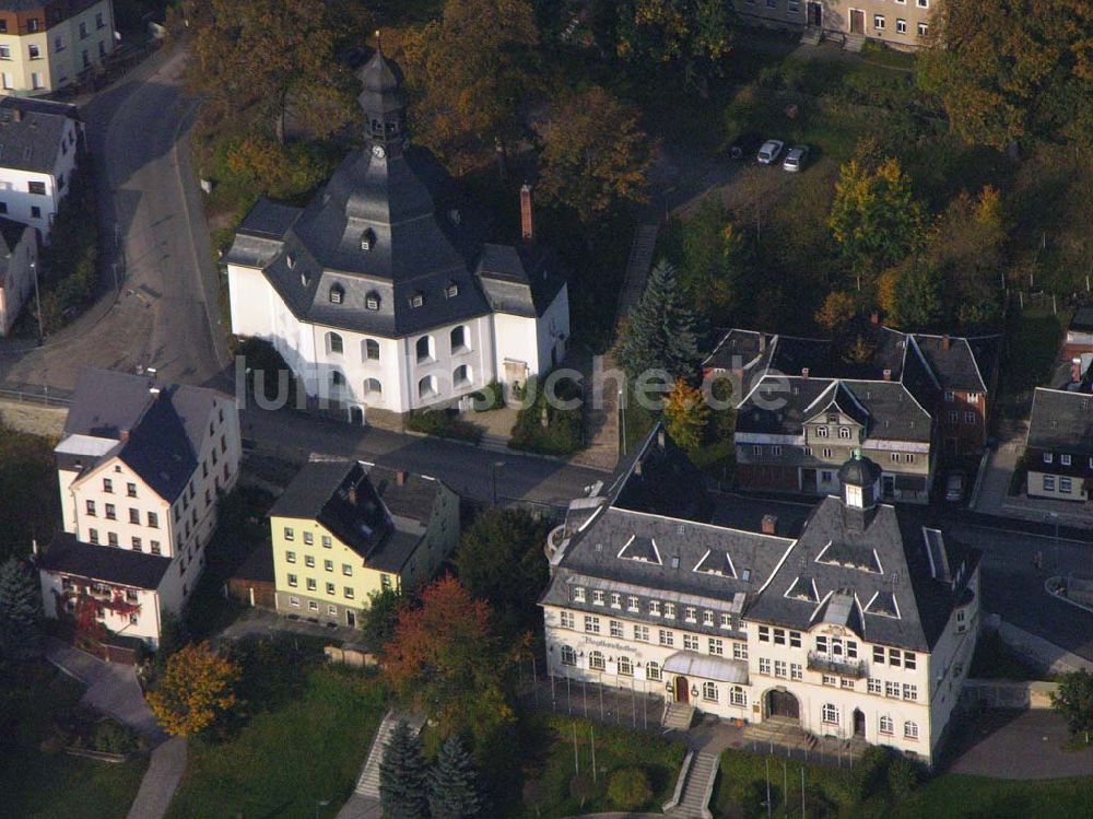 Klingenthal ( Sachsen ) von oben - Blick auf Rathaus und Rundkirche Zum Friedefürst in Klingenthal